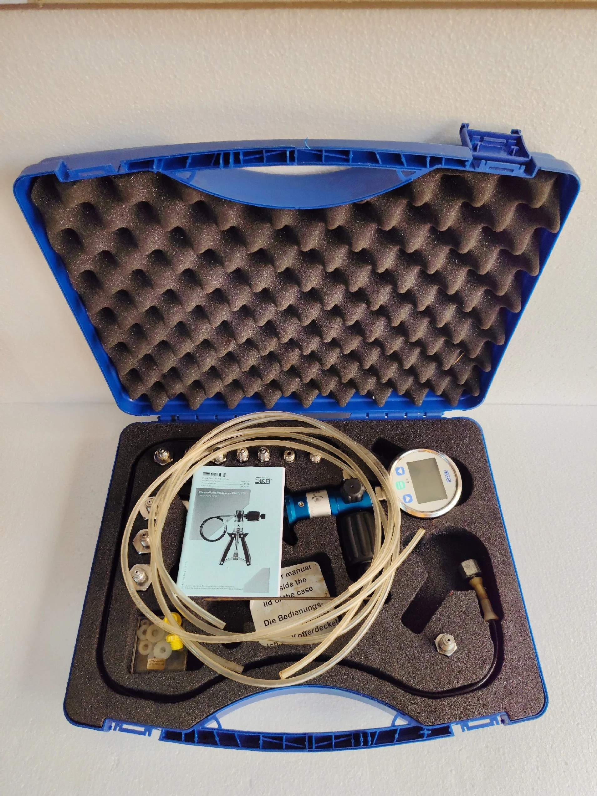 Sika P40-2 Hand Held Pressure Calibrator Pump Range -1 to 40 Bar With WIKA Gauge