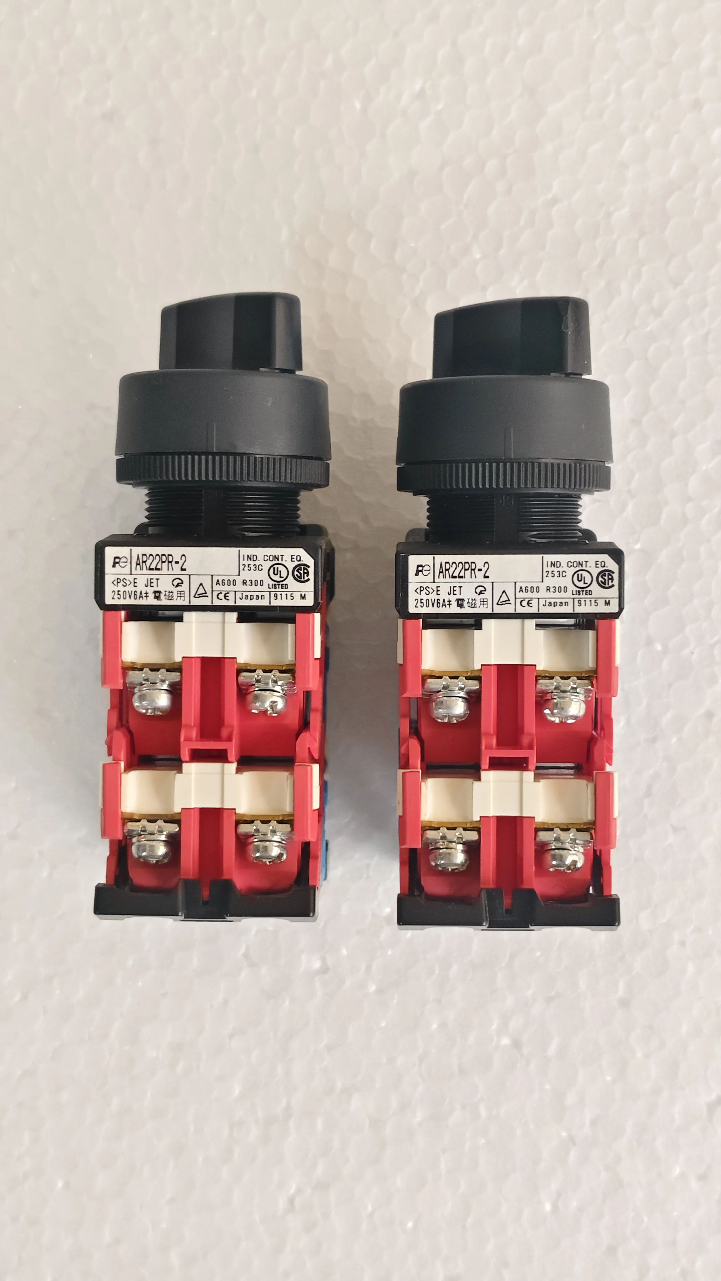 FUJI ELECTRIC AR220PR-2 SELECTOR SWITCH LOT OF 02 PCS