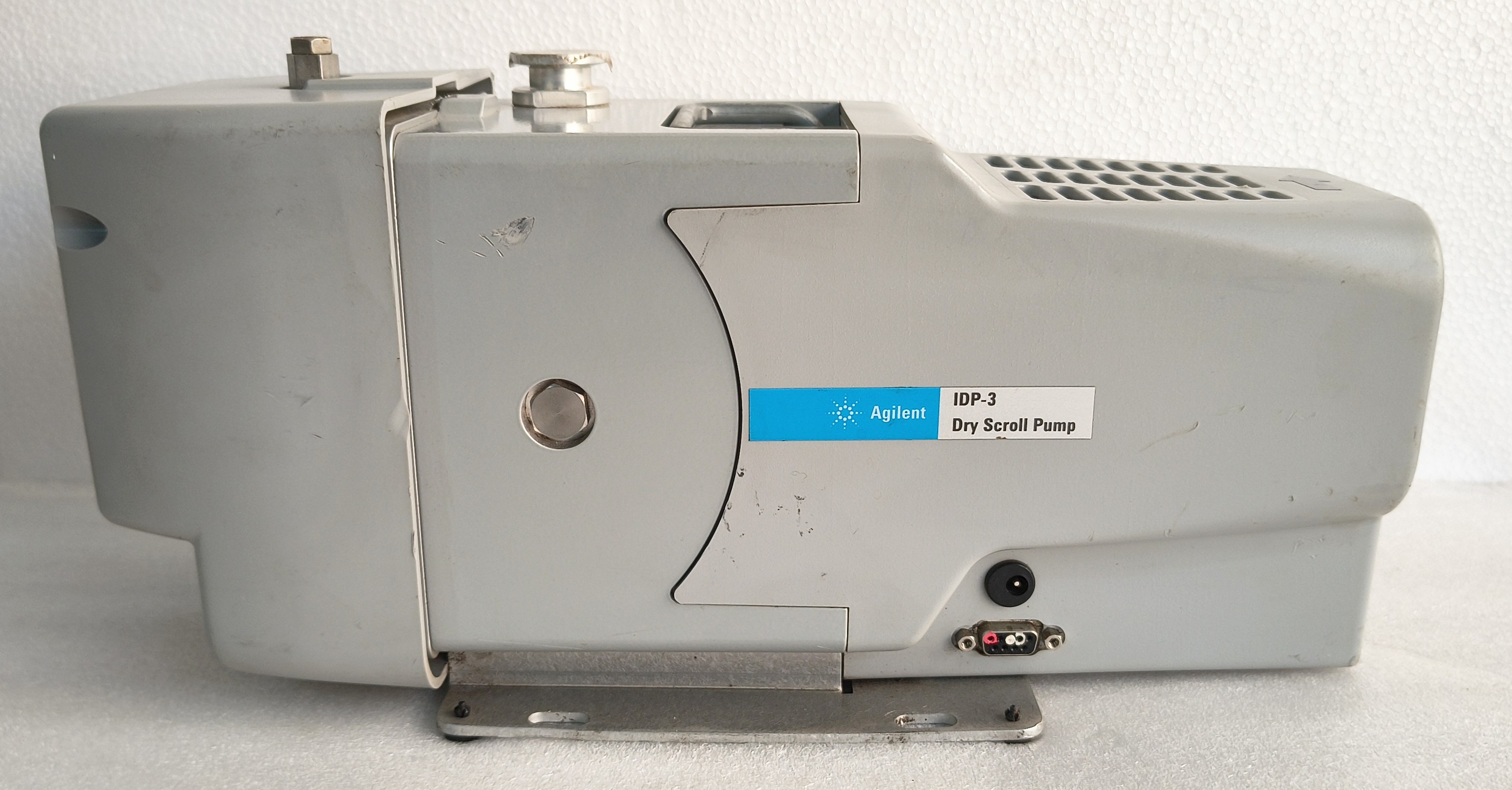 Agilent Technologies IDP-3 Dry Scroll Vacuum Pump / Check Photos Has Crack on it